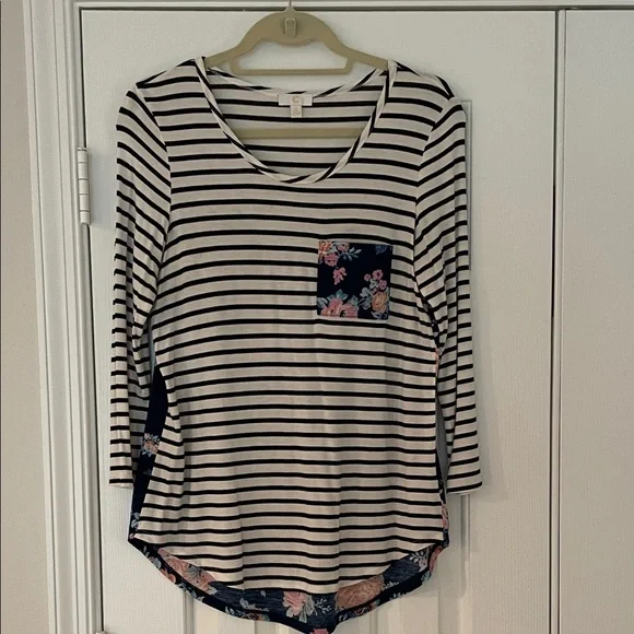 Adorable Black and White Striped Long Sleeve Top with Floral Pocket &Back - Picture 4 of 4
